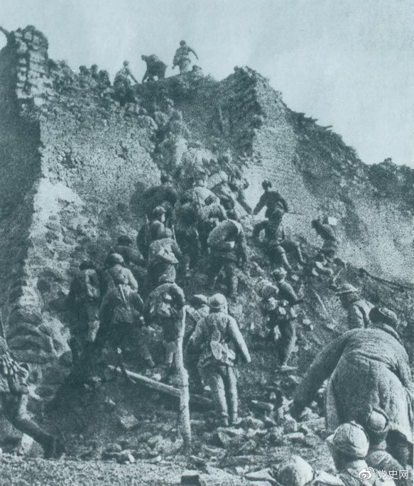 1948年12月，人民解放軍向新保安守?cái)嘲l(fā)起攻擊。這是解放軍戰(zhàn)士登上新保安城頭。 